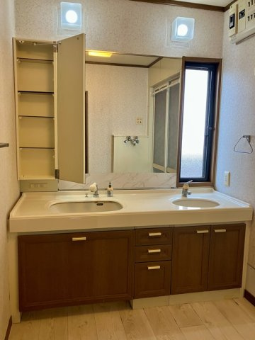 下小山田町戸建の洗面所|コンパクトで使いやすい洗面所