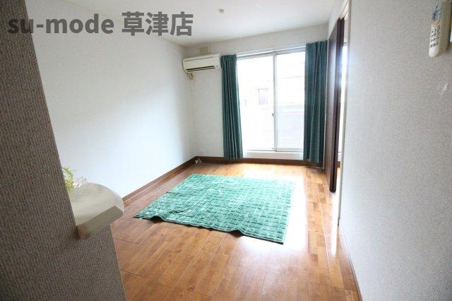 【居間・リビング】 | メゾン栗東 | こちらの居間で趣味の時間をお楽しみください