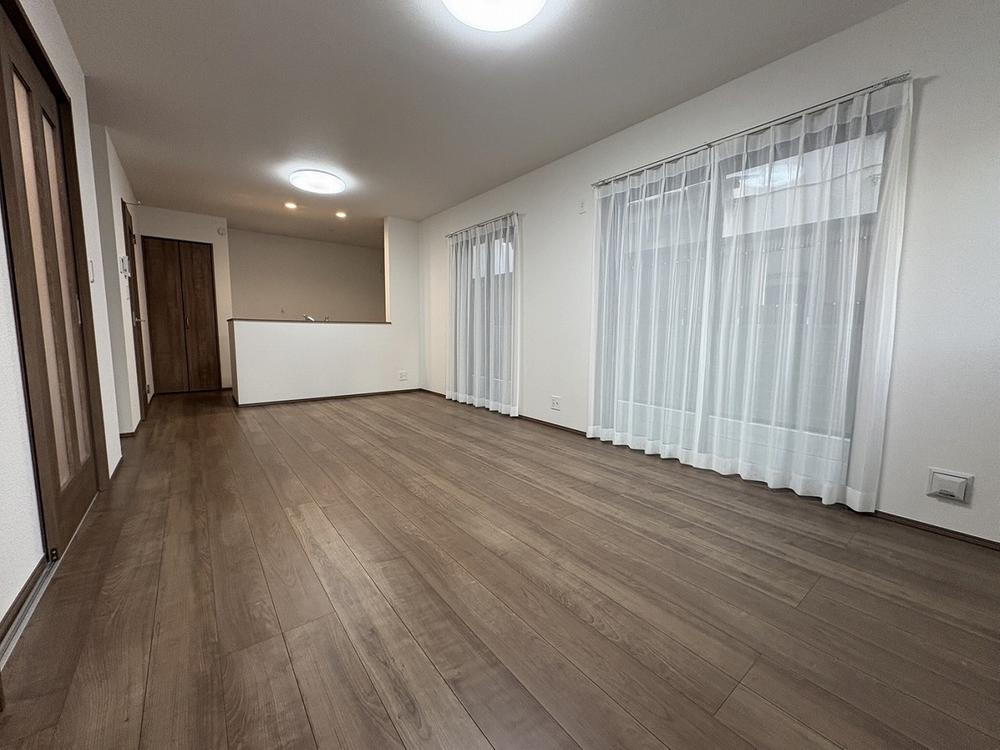 【Heartfull Town】小平栄町の居間・リビング|リビングイン階段と対面式キッチン。家族の自然なふれあいを重視したプラン♪