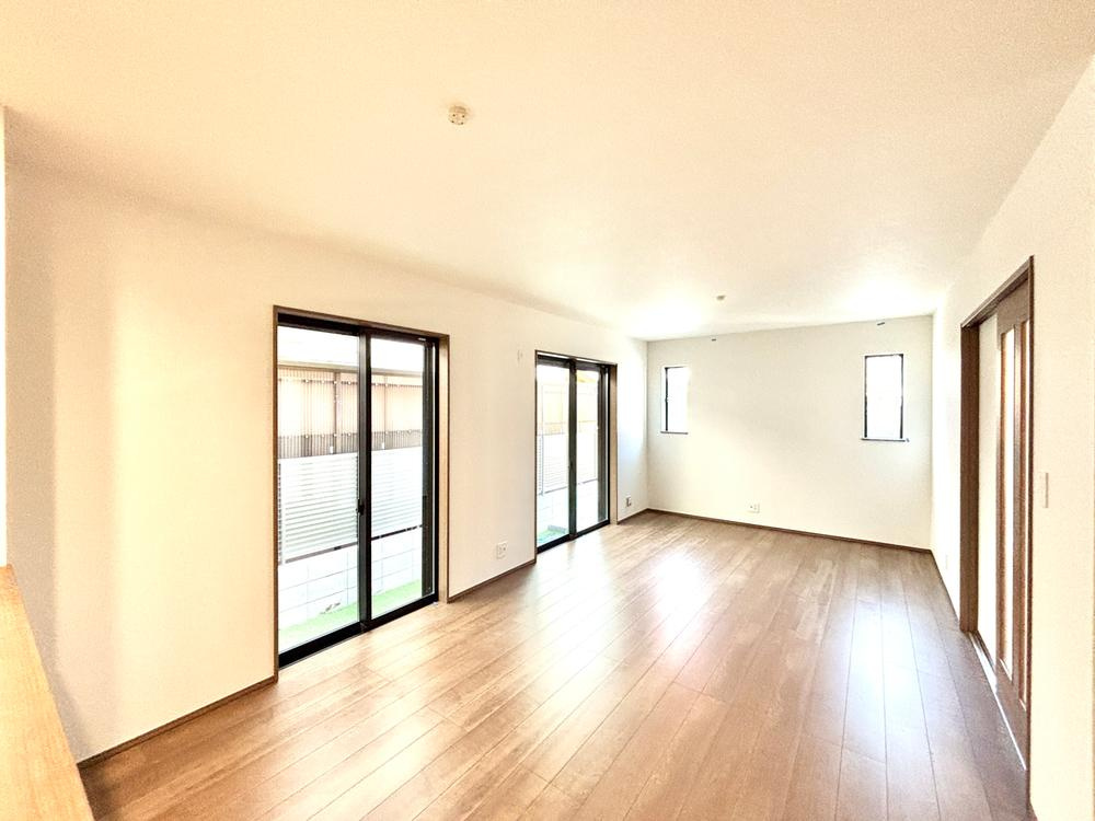 【Heartfull Town】小平栄町の居間・リビング|大きな窓のあるリビングは、陽光あふれる明るjavascript:void(0);い空間です。