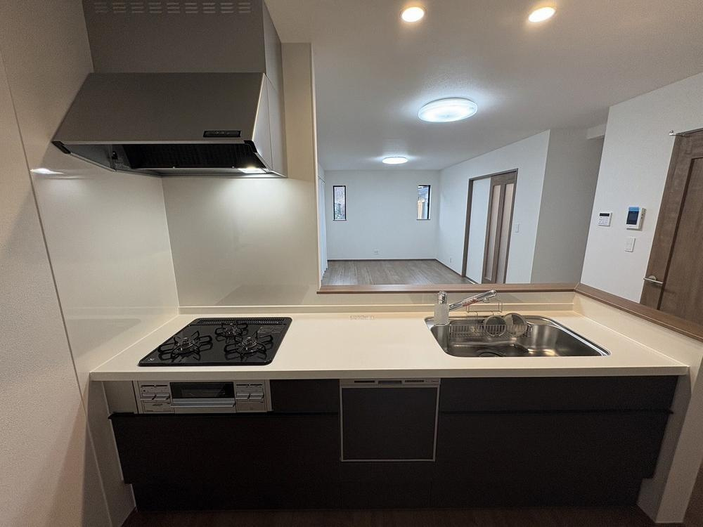 【Heartfull Town】小平栄町のキッチン|窓付きの明るく爽やかなキッチンスペース。床下収納もございますので、いつでもすっきりとお使い頂けそうです。