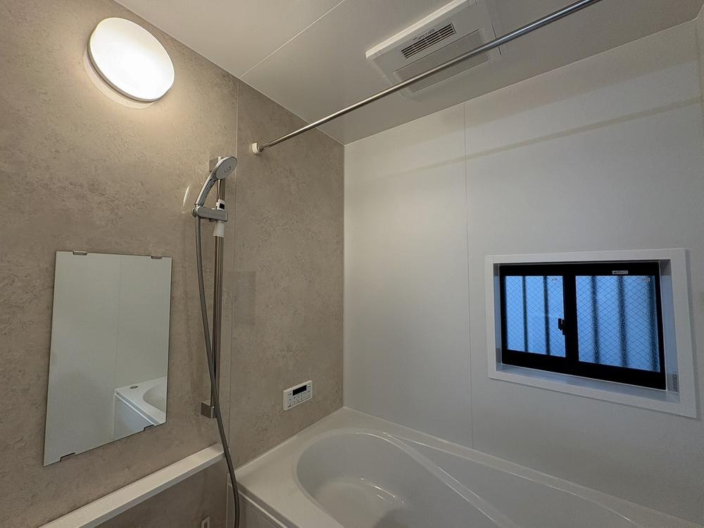 【Heartfull Town】小平栄町の浴室|浴室乾燥機が標準装備のバスルーム。雨の日のお洗濯はもちろん、花粉対策や防カビにも役立ちます♪