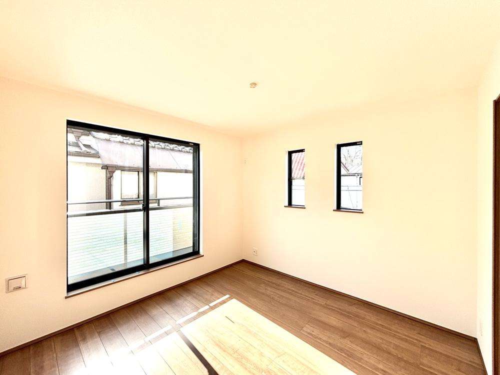 【Heartfull Town】小平栄町の洋室|たっぷりと日差しが差し込み、ゆったりとしたくつろぎのひとときを楽しめる空間です。