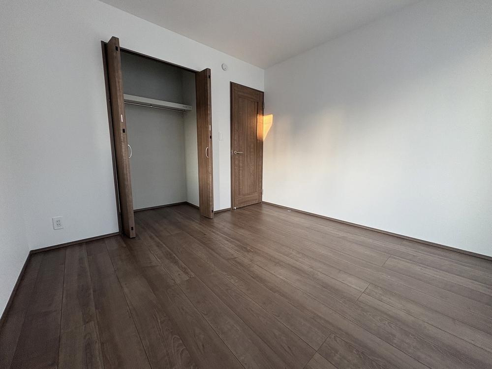 【Heartfull Town】小平栄町の洋室|各居室に収納が設置されているので生活空間が広く使えます。