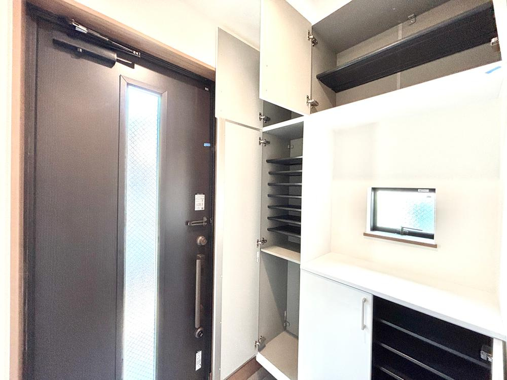 【Heartfull Town】小平栄町の玄関|便利なシューズクローゼット付なので、家族全員分の靴もたっぷりおしまいいただくことが可能です。