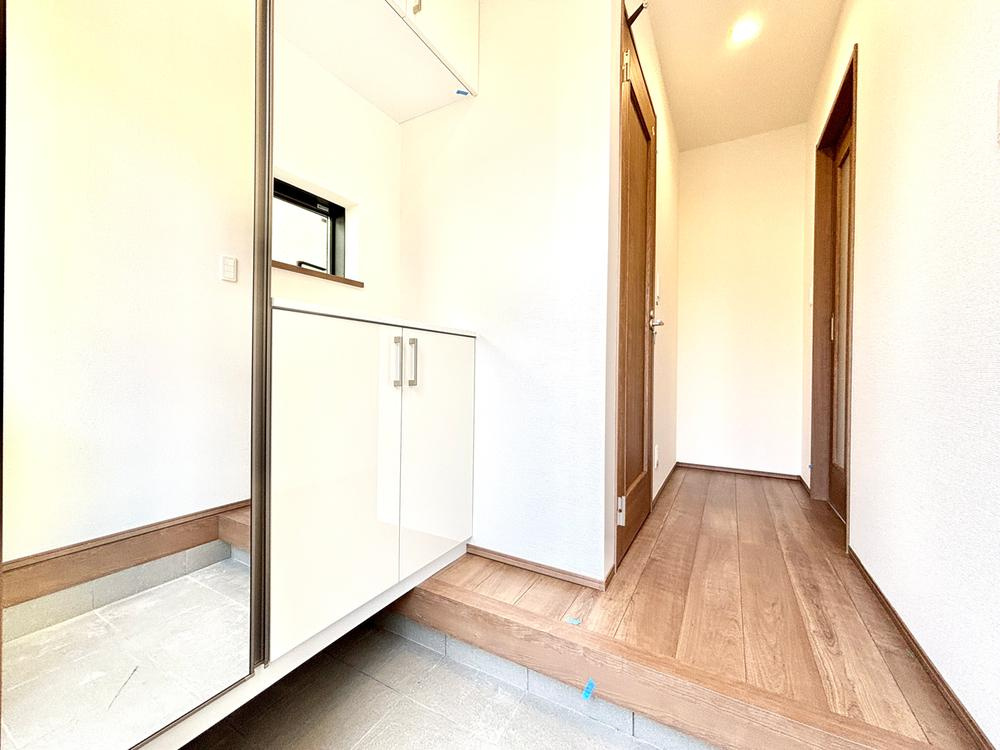 【Heartfull Town】小平栄町の玄関|明るくコントラストのある、開放感と清潔感を兼ね備えた玄関。 