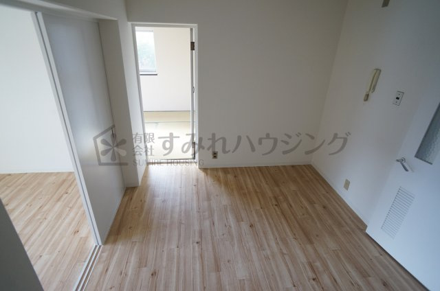 金岡マンションの居間・リビング|参考、同建物・反転間取りの号室