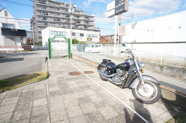 金岡マンションのその他共用部分|有料バイク置場完備
