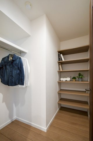 ーサンライフ門司駅前ー2LDKー中古マンション　【門司区　中古マンション】の収納|リビングにはファミリークローゼット完備で家事楽♪