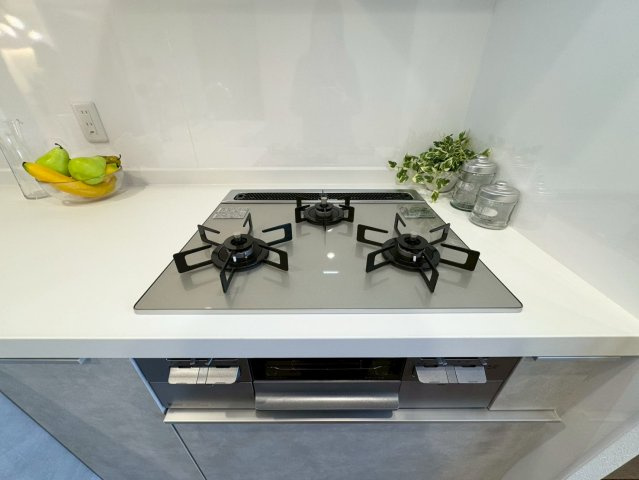 ーサンライフ門司駅前ー2LDKー中古マンション　【門司区　中古マンション】のキッチン|同時調理可能な3口ガスコンロシステムキッチン♪