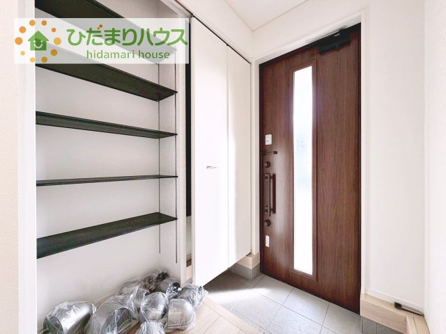 【玄関】 | 結城市結城第43　新築戸建　2号棟 | 丁度良い靴箱のサイズ♪これだけあれば家族全員の靴がしまえてスッキリ(^O^)