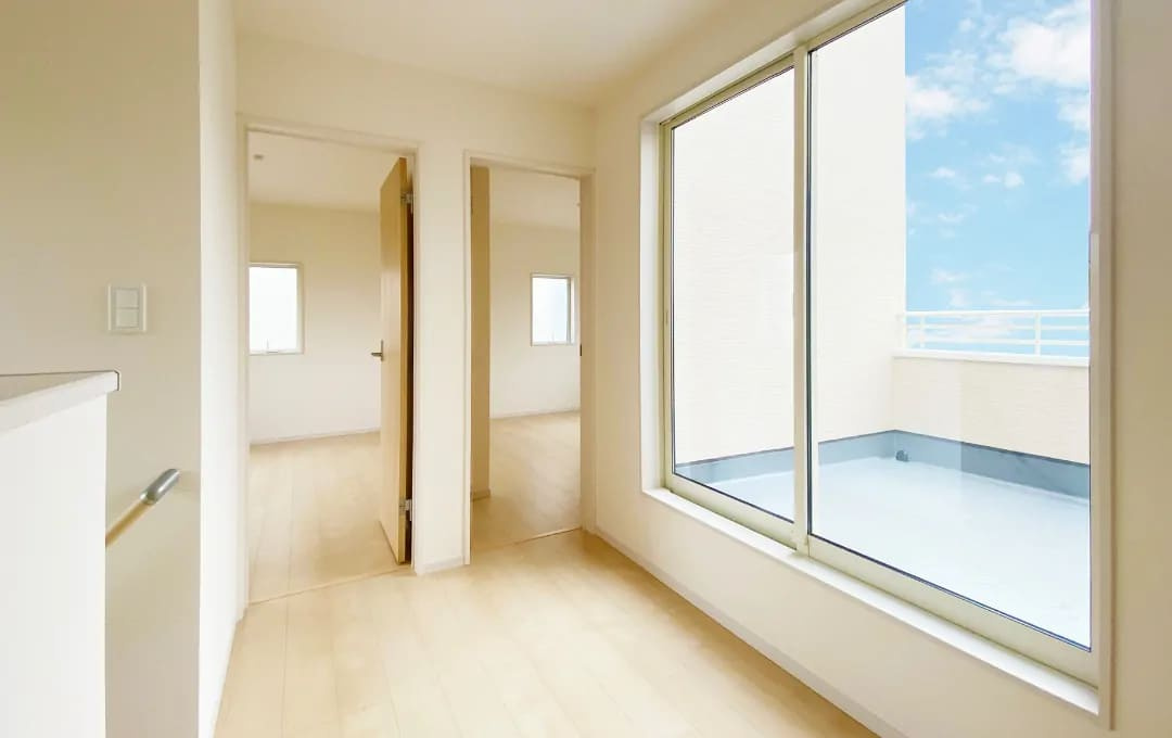 仲介手〇料不要　リーブルガーデン東区長嶺東第六【長嶺小・長嶺中】の居間・リビング|セカンドリビング　明るい２階ホール　採光・風通しも良い空間は、暮らしの発想を広げる楽しみがあります