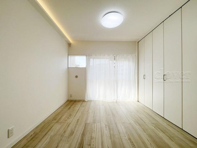 【洋室】 | 渋谷マンション | 窓から明るい光が差し込む洋室。ベッドを置いて個人居室にする場合は、多くの時間を過ごすことになる空間です。使い勝手や落ち着きを想像してください。～即日のご見学可能～　お問合せはお気軽にどうぞ。