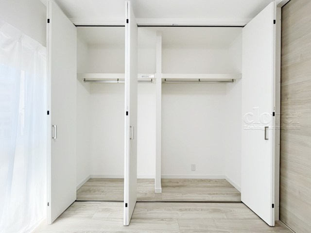 【収納】 | 渋谷マンション | クローゼットの画像です。大きく左右に開いた扉の開放のしやすさと、奥行きを含めた収納部分のサイズ感をぜひ現地にてご確認ください。～即日のご見学可能～　お問合せはお気軽にどうぞ。
