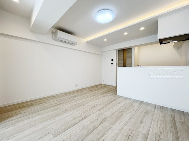 【居間・リビング】 | 渋谷マンション | 広くスペースをとってあるLDK。この空間に、どのように家具を配置していくのかを考えるのが、住宅購入時のなによりの楽しみです。～即日のご見学可能～　お問合せはお気軽にどうぞ。