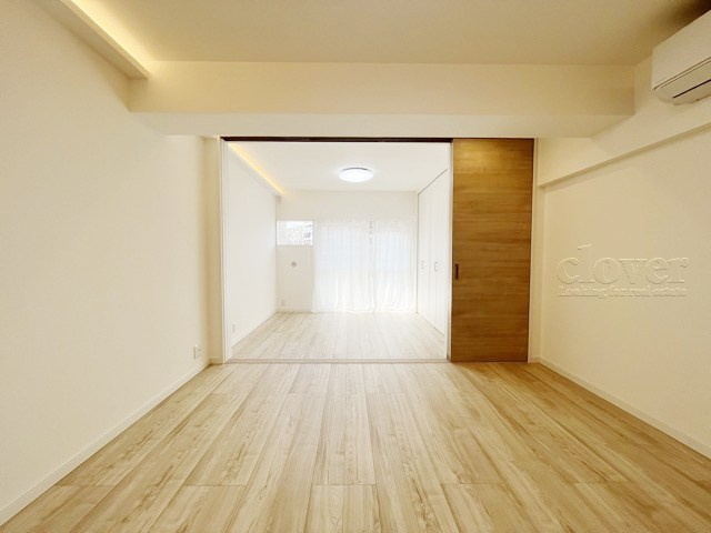 【キッチン】 | 渋谷マンション | 広くスペースをとってあるLD。この空間に、どのように家具を配置していくのかを考えるのが、住宅購入時のなによりの楽しみです。～即日のご見学可能～　お問合せはお気軽にどうぞ。