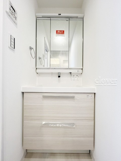 【独立洗面台】 | 渋谷マンション | 三面鏡タイプの独立洗面台。鏡の裏スペースは収納になっています。毎朝、鏡に映った背景自体が「新居」の喜びを増幅してくれそうです。～即日のご見学可能～　お問合せはお気軽にどうぞ。