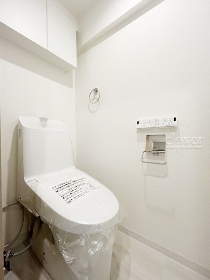 【トイレ】 | 渋谷マンション | 温水洗浄便座つき　上部に収納を備えたトイレです。自宅の中でも最もプライベートな空間だからこそ、ほしい「落ち着き」がここにあります。～即日のご見学可能～　お問合せはお気軽にどうぞ。