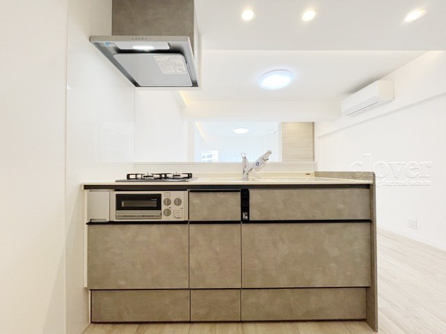 【キッチン】 | 渋谷マンション | カウンター式のシステムキッチン。スッキリと見晴らしの良いキッチンで、気分よく調理や洗い物に精を出せそうですね。～即日のご見学可能～　お問合せはお気軽にどうぞ。