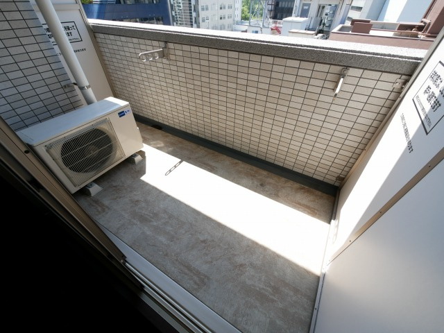 大阪市中央区淡路町４丁目の賃貸マンションのバルコニー