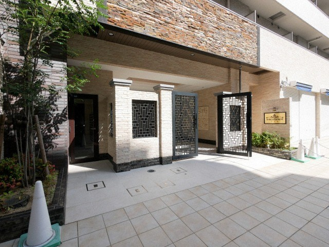 大阪市中央区淡路町４丁目の賃貸マンションのエントランス