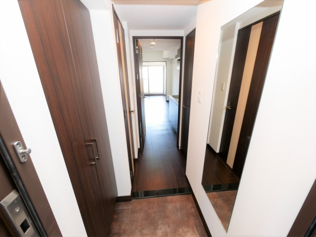 大阪市中央区淡路町４丁目の賃貸マンションの玄関