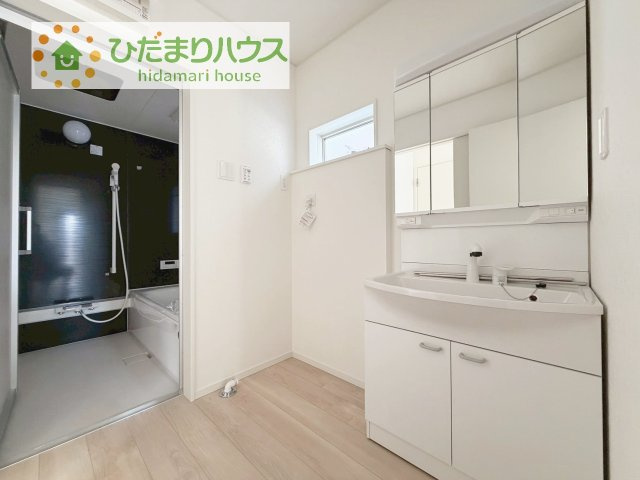 【独立洗面台】 | 結城市結城第43　新築戸建　1号棟 | 三面鏡の大きな鏡は憧れます(^^♪
鏡の後ろは収納となっていて、細かいものでも収納できるのでスッキリと整理できます！