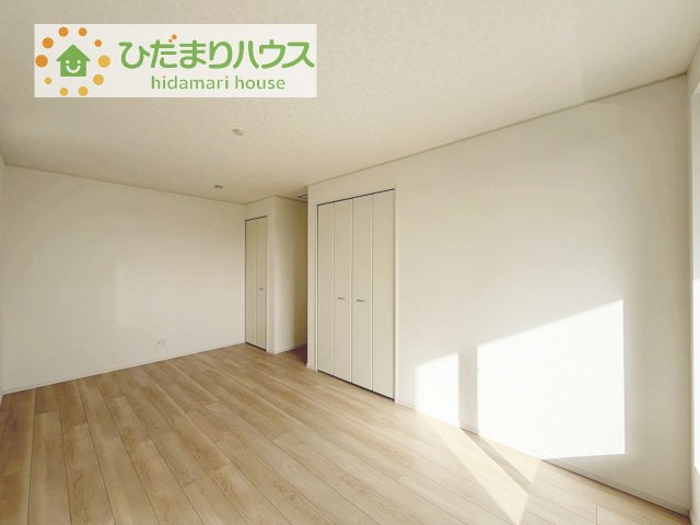 【寝室】 | 結城市結城第43　新築戸建　1号棟 | バルコニーに面していて、たっぷり光りの入る明るい主寝室です！