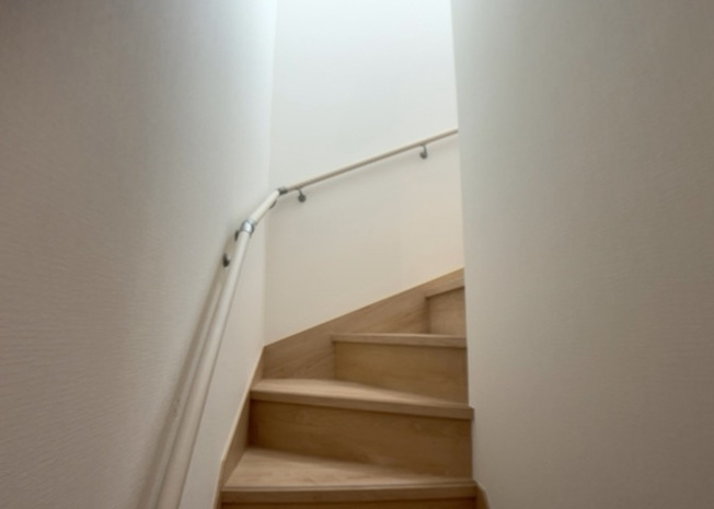 【内装】 | 建物の上下階の通路である階段は、その位置によって動線や室内の印象が大きく左右されます。手摺にも重要な役割があり、転倒の防止・歩行や動作を円滑にして日常生活を支えることを主な目的として設置されています。