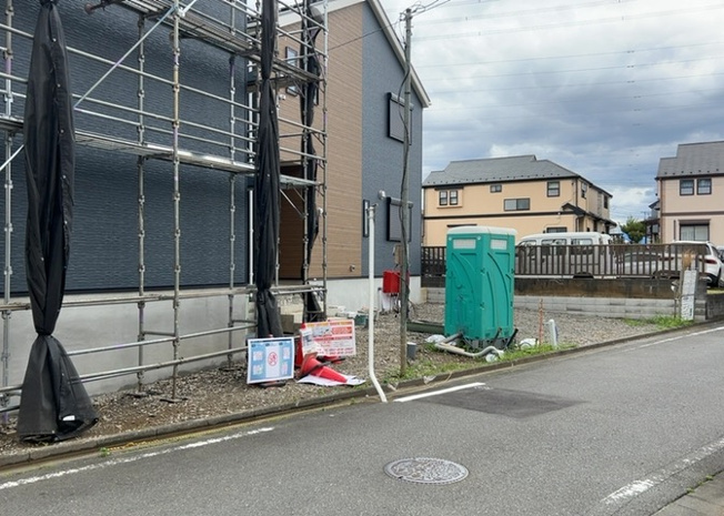 【前面道路含む現地写真】 | 住宅用の土地では前面道路に2m以上接していなければならないと法律で定められています。しかし、お持ちの車のサイズやライフスタイルなどにより、2mでは利便が悪い場合もございますので、事前に確認しましょう。