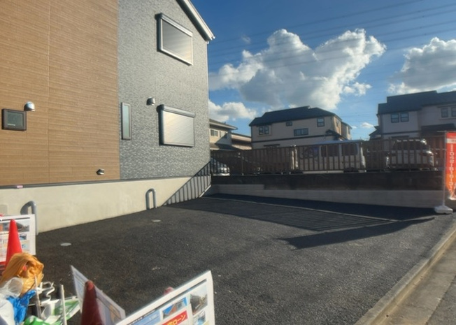 【庭】 | 庭があることでガーデニングや家庭菜園はもちろん、こどもの遊び場やペットを放して遊ぶことができます。また、家の周囲に余裕があるということです。隣地との間があれば、十分な日当たりと、風通しが確保できます。