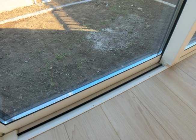 【内装】 | サッシとは、ガラス窓に使用される金属製の窓枠のことです。一般的に住宅建築では、金属製建具工事の段階で備え付けるもので、ガラス類や玄関、バスルームのスチール製のドアなどと同じタイミングで工事を行います。