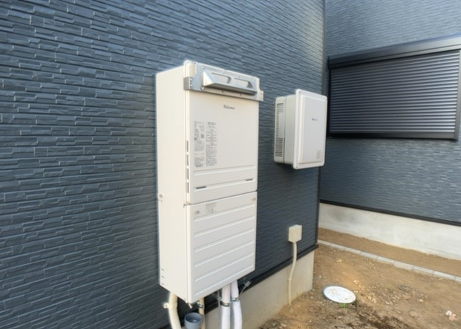 【発電・温水設備】 | 省エネ給湯器とは従来型の給湯器より熱効率が高く、少ない燃料でたくさんのお湯を沸かすことが出来る高効率な給湯器のことを指します。また、省エネ給湯器には種類があり、利便性や効果なども様々です。