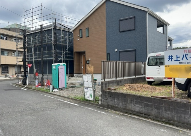 【前面道路含む現地写真】 | お持ちの車種によっては前面道路が広い方が便利でしょう。しかし、前面道路が広ければその分交通量が多くなるため、騒音などが気になる場合があります。実際に現地を見学し、周辺交通量や騒音などを確認しましょう！