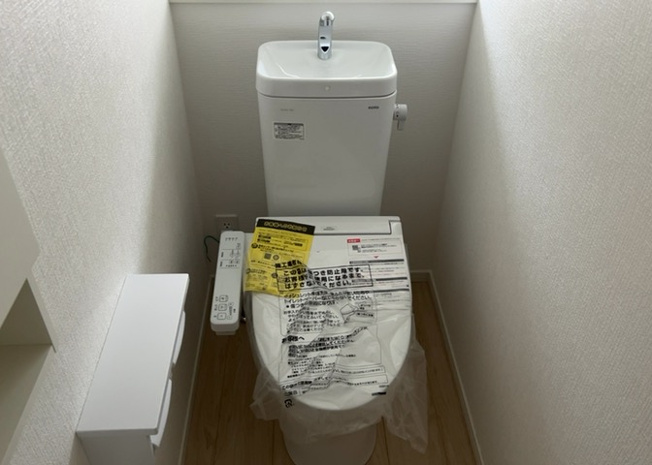 【トイレ】 | トイレは大きさや形、機能、抗菌性などが異なる多種多彩なタイプが各メーカーから出ています。それぞれに良さがあるため、事前にどういったタイプのトイレがいいのかをご家庭内で決めて、内見に行くといいでしょう。