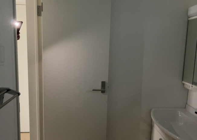 【脱衣所】 | 多くの戸建て住宅で見かける洗面脱衣所は、洗面台と洗濯機が2畳ほどのスペースに並べられていて、洗面所が脱衣所を兼ね備えている間取りが一般的です。お客様が利用することもある、パブリックな空間でもあります。