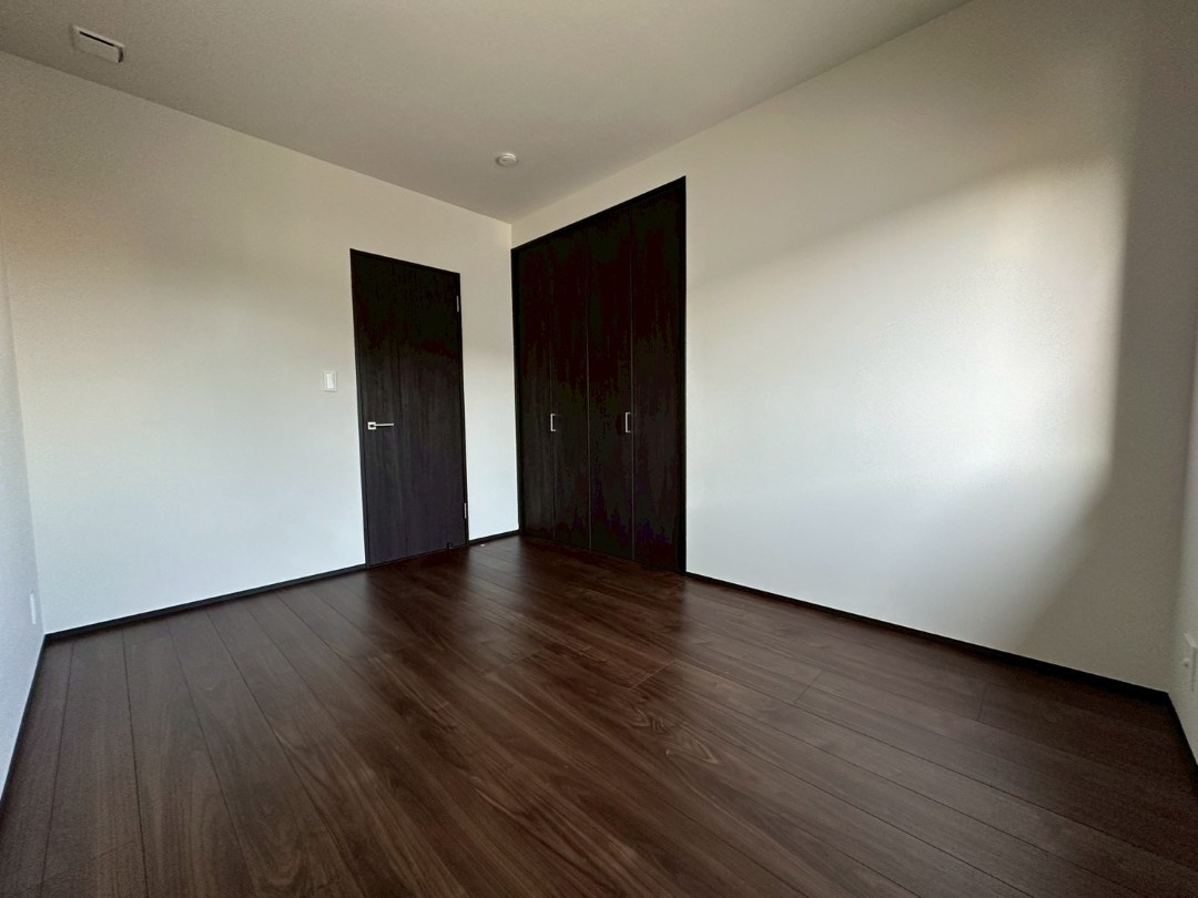 北西・北東の角地・築浅戸建・二見町福里　中古戸建の洋室