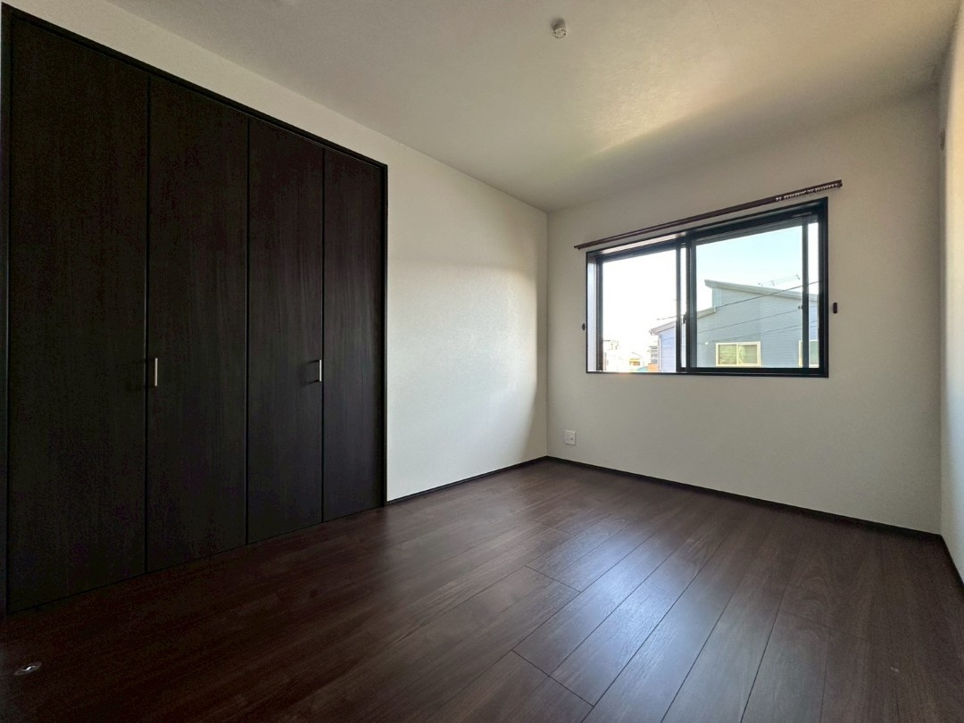 北西・北東の角地・築浅戸建・二見町福里　中古戸建の洋室