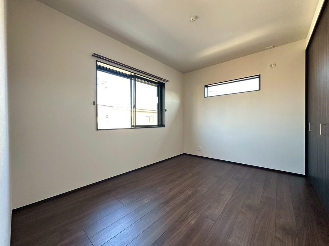 北西・北東の角地・築浅戸建・二見町福里　中古戸建の洋室