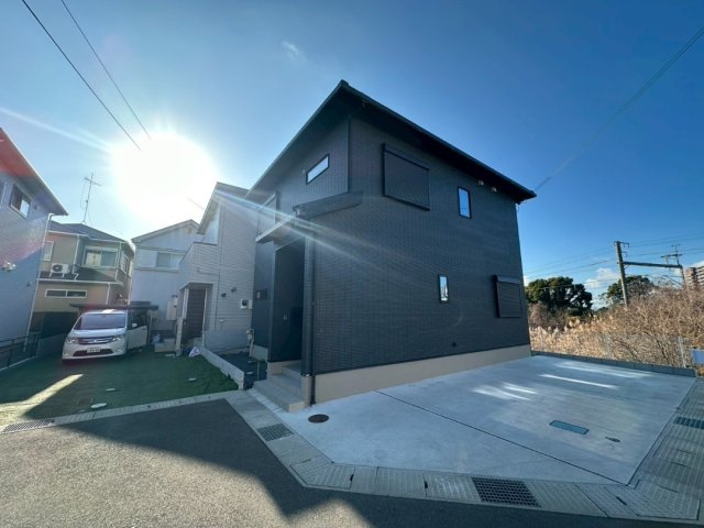 北西・北東の角地・築浅戸建・二見町福里　中古戸建の前面道路含む現地写真