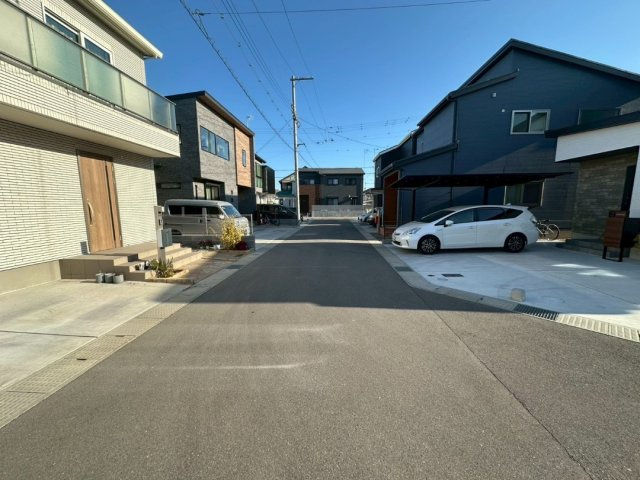 北西・北東の角地・築浅戸建・二見町福里　中古戸建の前面道路含む現地写真