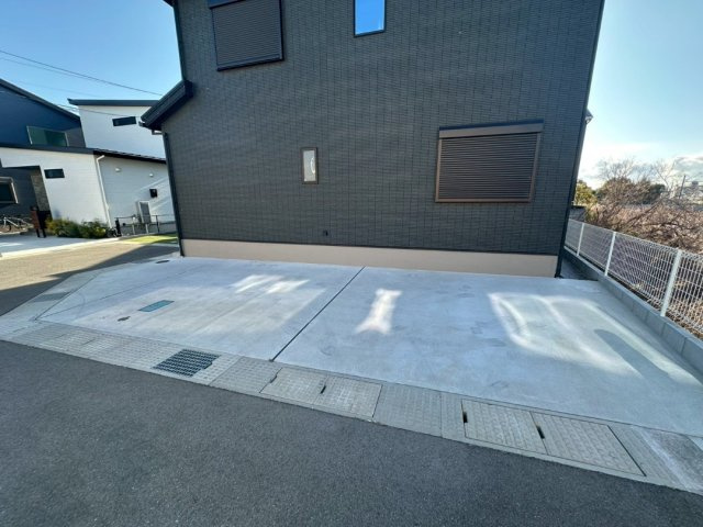 北西・北東の角地・築浅戸建・二見町福里　中古戸建の駐車場