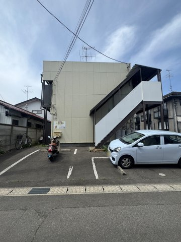 想定年間賃料262.8万　想定利回り16.42％　木造の駐車場
