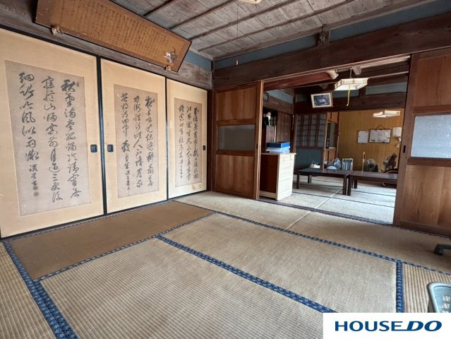 中古戸建　足利市高松町　の和室|襖にダイナミックに描かれた書、そして鴨居の上に掲げられた趣のある額。これらが合わさり、単なる「古い和室」ではなく、まるで歴史ある旅館や名士の邸宅のような気品を醸し出しています。