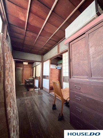 中古戸建　足利市高松町　の内装|長い年月をかけて磨き上げられたような、深く艶のある床の質感が、歴史ある宿の廊下を歩いているような気分にさせてくれます。この「飴色」は一朝一夕には出せない、本物の木材だけが持つ時間の芸術です。