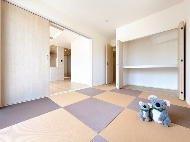 【和室】 | 前橋市総社町植野　新築住宅 | リビングのすぐ横に配置された心地よい和室スペースです！小さなお子様のお昼寝スペースや遊び場として重宝するほか、スライド扉を開放することでリビング一体のさらに広い空間としてもご活用いただけます♪
