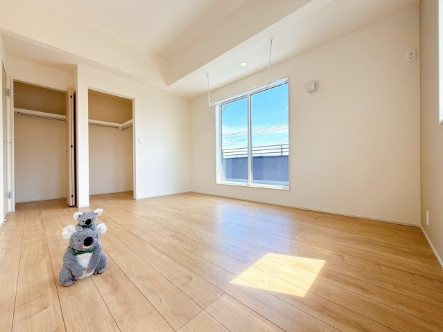 【洋室】 | 前橋市総社町植野　新築住宅 | 清潔感ある壁紙と温もり溢れる床材が調和した洋室。毎日の生活を少しでも快適に過ごして頂ける様、飽きの来ない雰囲気がたまりません。