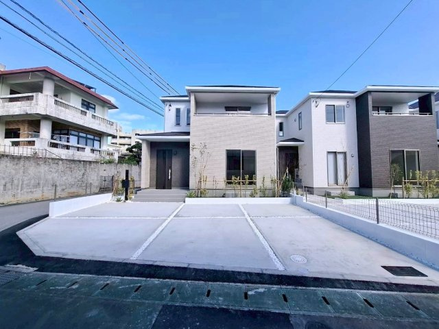 ハートフルタウン沖縄市知花　A号棟の前面道路含む現地写真