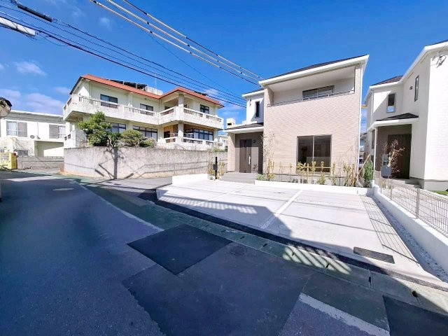 ハートフルタウン沖縄市知花　A号棟の前面道路含む現地写真
