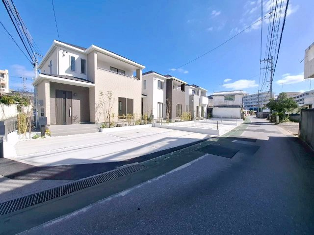 ハートフルタウン沖縄市知花　A号棟の前面道路含む現地写真|全3棟